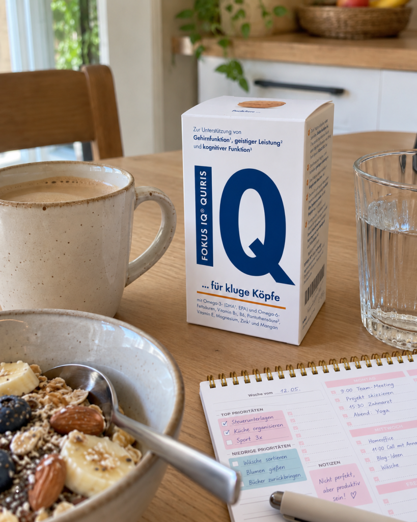 FOKUS IQ Omega-3-Komplex neben einem undatierten Wochenplaner auf dem Frühstückstisch
